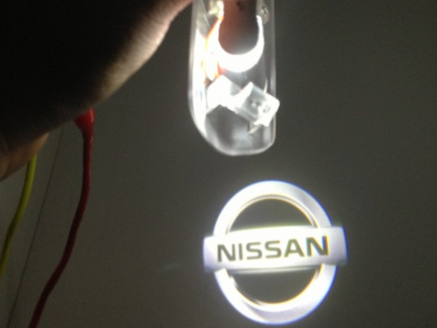 Лазерная подсветка Welcome со светящимся логотипом Nissan вместо штатного фонаря подсветки ног в двери, комплект 2 шт
